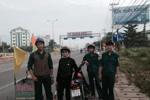  ‘Hiệp sĩ’ hút đinh trên quốc lộ 51