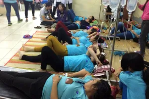 Hơn 50 công nhân nhập viện sau bữa ăn trưa