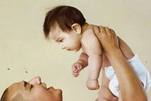 Rung lắc, đưa võng mạnh có thể làm trẻ tử vong