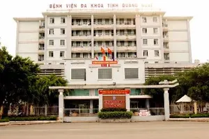 Cha ôm con 28 tháng tuổi nhảy lầu tự tử tại bệnh viện