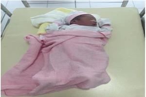 Hi hữu: Bác sĩ đỡ đẻ ngay trên taxi