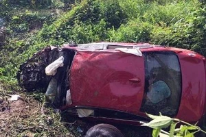 Xế hộp lao xuống suối, 2 người chết, 5 người bị thương