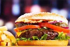 Cha ăn nhiều thức ăn nhanh, con gái dễ bị ung thư vú?