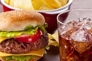 Phụ nữ ăn kiểu phương Tây dễ bị ung thư vú