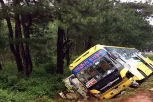 Xe khách đè bẹp xe tải vì đường trơn