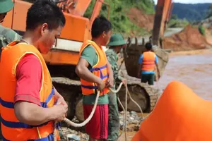 Đưa thi thể nạn nhân vụ Sông Bung về quê an táng