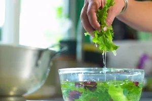 Mẹo hay giúp loại bỏ chất gây ung thư khỏi rau, thịt