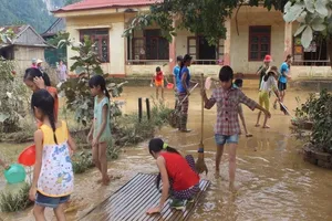 Giáo viên học sinh vùng lũ Quảng Bình hối hả dọn trường