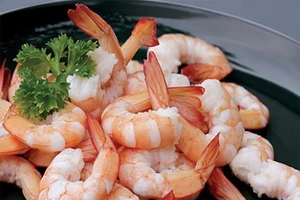 Khi trẻ ho, có cần kiêng ăn thịt gà, tôm?