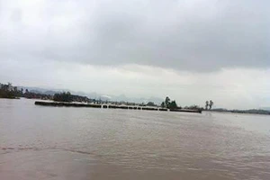 Cầu phao bị lũ cuốn trôi, hơn 1.000 người bị cô lập