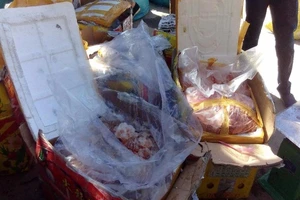 Bắt xe chở nội tạng động vật, mực khô bốc mùi