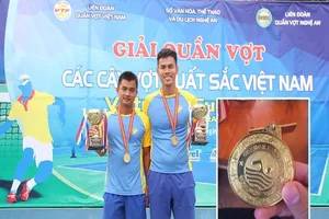 Phần thưởng cho nhà vô địch quần vợt là HCV… bơi lội 