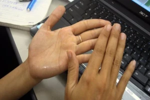 Thuốc nào chữa bệnh ra mồ hôi tay chân?