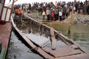 Ghe chở 34 người qua suối đi đám cưới bị lật