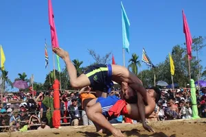 Nô nức về làng Sình xem hội vật đầu năm