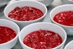 Ăn tiết canh lợn, một phụ nữ nguy kịch