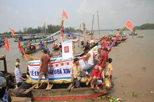 Nhộn nhịp lễ hội cầu an Miếu Bà Chúa Xứ