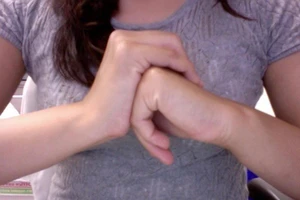 Thói quen bẻ khớp ngón tay không thú vị như bạn tưởng