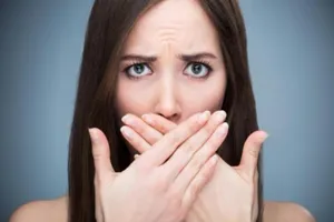 Hơi thở bốc mùi... trái cây thối, bệnh gì?