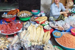 Có gì trong khô, mắm mà ruồi cũng không dám đậu?