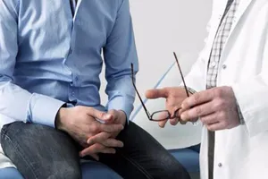 Dương vật dị ứng, sưng viêm vì xài 'áo mưa dỏm'