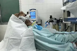 Khối polyp mũi khiến cụ ông ngủ ngồi suốt 40 năm