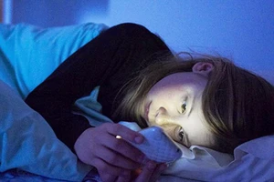 Smartphone có thể gây mù nếu sử dụng trước khi ngủ