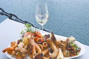 Thực khách nhảy xuống biển để trốn trả tiền ăn