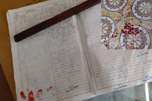 BS bị người nhà bệnh nhân đánh bất tỉnh, khâu 7 mũi