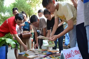 Tặng sách miễn phí tại đường sách Nguyễn Văn Bình 