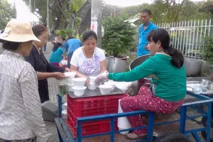 3 chị em và nồi cháo miễn phí trước cổng bệnh viện