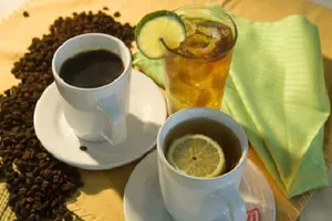 Tại sao phải uống nước trước khi uống trà, cà phê?