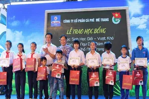 Trao học bổng, tặng xe đạp cho con em ngư dân 