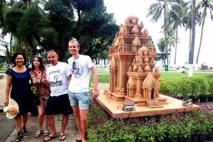 Chiêm ngưỡng danh thắng thu nhỏ trên bờ biển Nha Trang