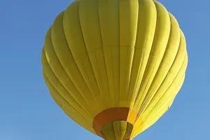 Ra mắt sách trên khinh khí cầu: Rải tiền gây tranh cãi