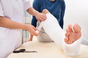 Lợi, hại khi bó thuốc nam chữa chấn thương?