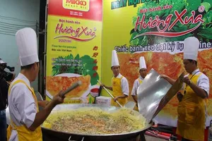 Chen chân thưởng thức bánh xèo kỷ lục Việt Nam