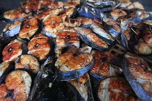 Vùng biển nướng cá thu phục vụ khách làm quà