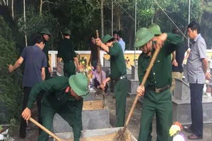 Lấy mẫu sinh phẩm liệt sĩ hy sinh tại hang Tám Cô