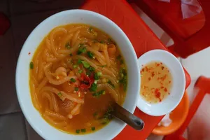 Quán bánh canh muốn ăn phải canh giờ ở Sài Gòn