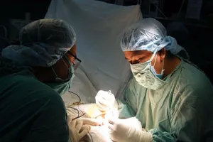 Đi đứng xiên xẹo vì... xài dầu gió