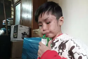 Bé trai 10 tuổi bị cha bạo hành: Mẹ ruột quá bất ngờ! 