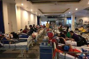 Gần 100 công nhân ói, ngất xỉu sau bữa ăn tối