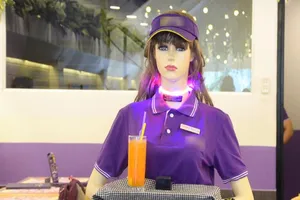 Nhà hàng đầu tiên ở Sài Gòn đưa robot vào phục vụ