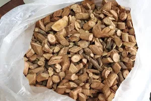 Uống rượu ngâm rễ cây: 1 người thoát chết do nôn hết