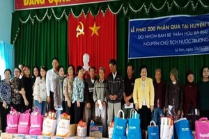 Trao 200 suất quà cho người nghèo Lý Sơn