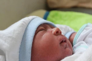 Bé sơ sinh thoát chết nhờ ngo ngoe cánh tay trong đêm 