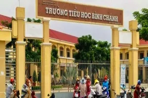 Cô giáo quỳ: Cách chức hiệu trưởng ông Huỳnh Công Sơn