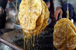 Bánh tráng nhúng đường ở Quảng Nam