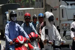 Những điều cần lưu ý khi đi xe máy dưới trời nắng nóng